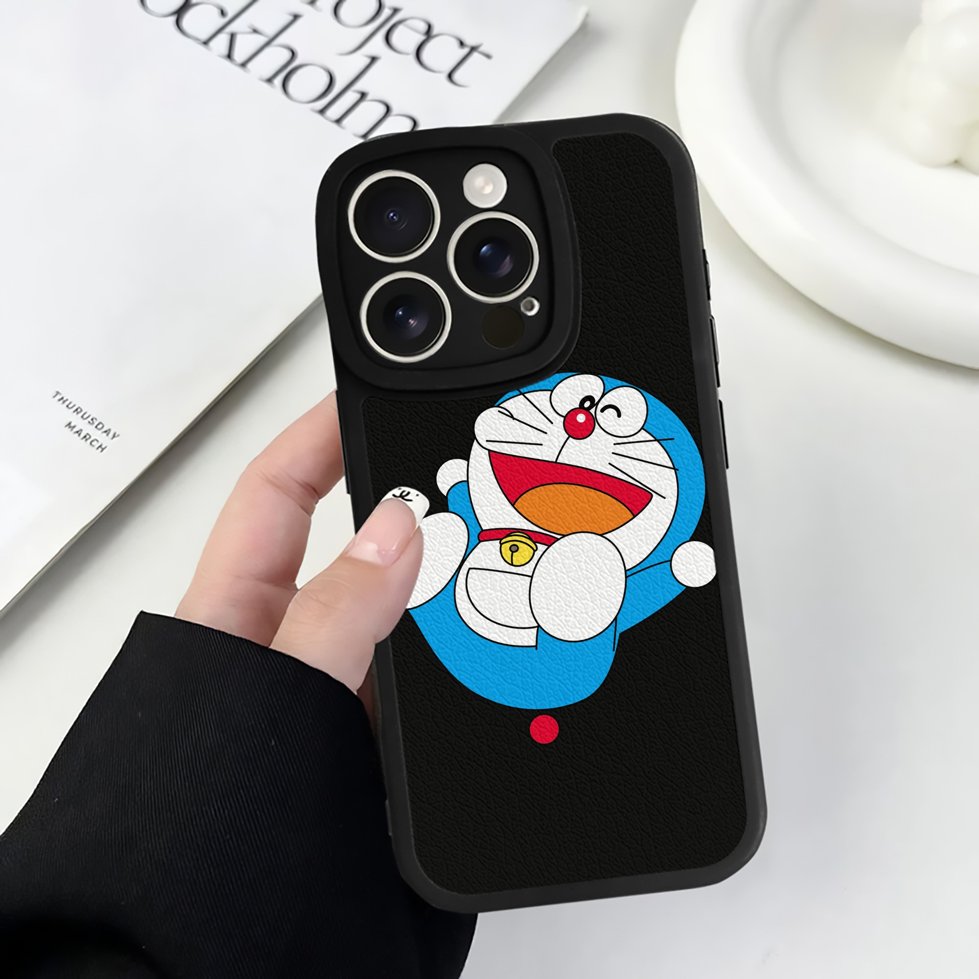 （画像用） ドラえもん Doraemon 【iPhone 16シリーズ対応】シリコンスマホケース（レザー調） 材質：シリコン
